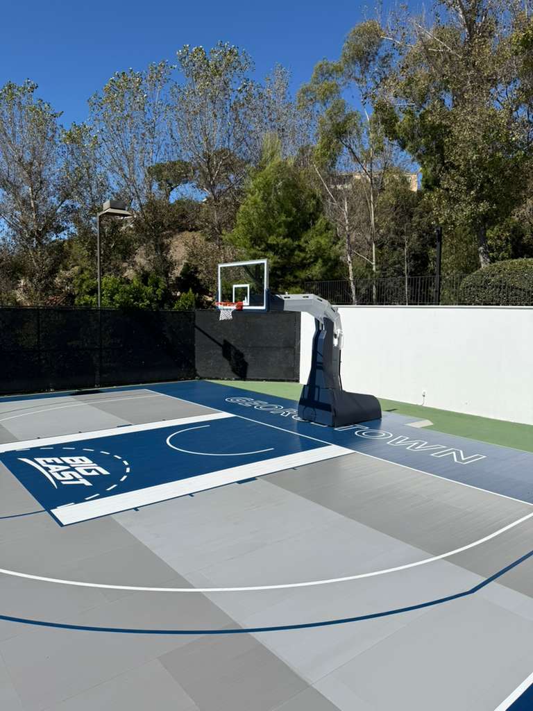 美國(guó)私人后院籃球場(chǎng)